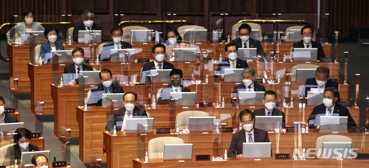 [서울=뉴시스] 김선웅 기자 = 한덕수 국무총리를 비롯한 각 부처 장관들이 29일 서울 여의도 국회에서 열린 본회의에 참석해 있다. (공동취재사진) 2022.05.29. photo@newsis.com