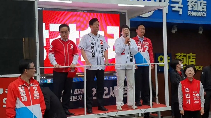 [서울=뉴시스] 국민의힘 오세훈 서울시장 후보와 김은혜 경기지사 후보가 30일 오전 강남역 일대에서 출근길 합동 유세를 하고 있다. (사진=유튜브 오세훈TV 캡처). photo@newsis.com *재판매 및 DB 금지