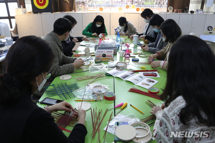 [전주=뉴시스]윤난슬 기자 = 한국전통문화전당은 국가무형문화재 장인의 '채상공예 시연'과 '채상 컵 받침 만들기 무료 체험' 행사를 오는 6월 3일 전주공예품전시관에서 진행한다고 30일 밝혔다.(사진=전당 제공) 