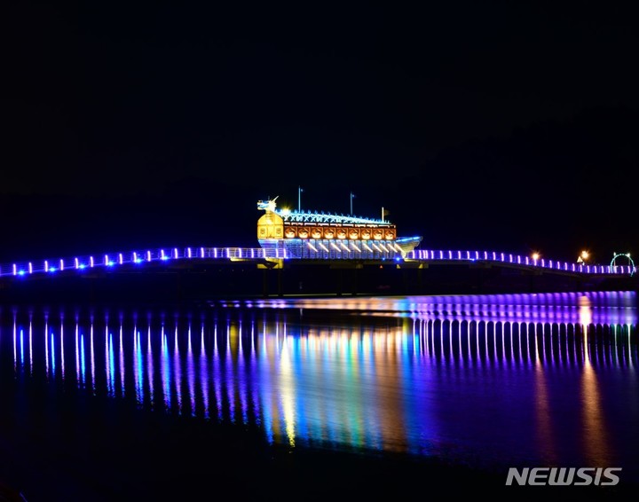 [창원=뉴시스] 경남 고성군 당항만 둘레길 해상보도교의 거북선 야경.(사진=경남도 제공) 2022.05.30.  photo@newsis.com