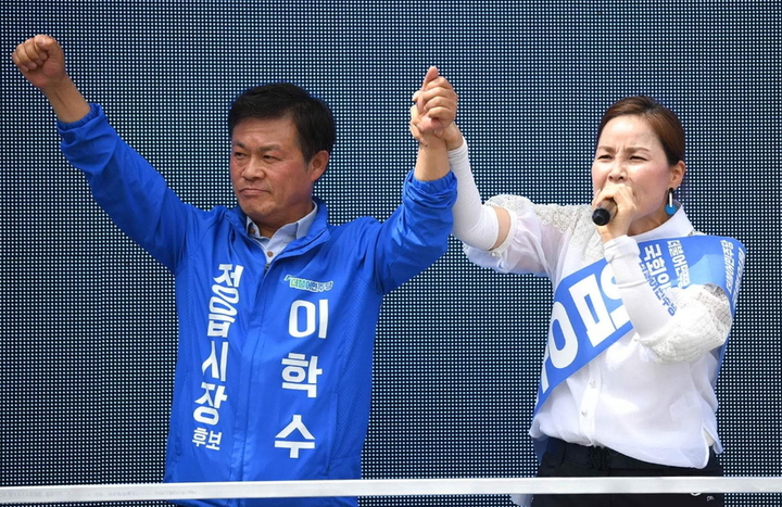 지난 28일 민주당 이학수 정읍시장 후보를 지원하기 위해 고향 정읍을 방문한 임오경 국회의원이 유세차에 올라 이학수 후보의 손을 들어 보이며 지지를 호소하고 있다. *재판매 및 DB 금지