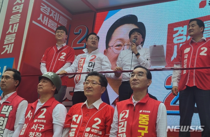 [대전=뉴시스] 조명휘 기자 = 이준석 국민의힘 대표가 30일 오전 이장우 대전시장 후보 선거사무소 인근에서 지원유세를 하고 있다. 2022.05.30. photo@newsis.com 