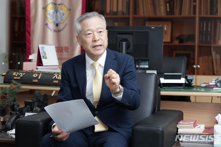 [서울=뉴시스] 이재동 경희대 한의과대학 학장(비만센터 교수)이 집무실에서 뉴시스와 인터뷰를 하고 있다. (사진= 경희의료원 제공) 2022.05.30