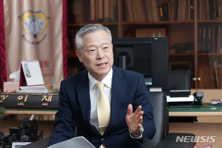 [서울=뉴시스] 이재동 경희대 한의과대학 학장(비만센터 교수)이 집무실에서 뉴시스와 인터뷰를 하고 있다. (사진= 경희의료원 제공) 2022.05.30