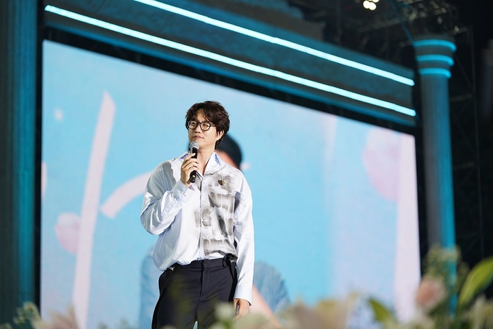 [서울=뉴시스] 가수 성시경 콘서트 스틸. 2022.05.30.(사진=에스케이재원(주) 제공) photo@newsis.com*재판매 및 DB 금지 *재판매 및 DB 금지