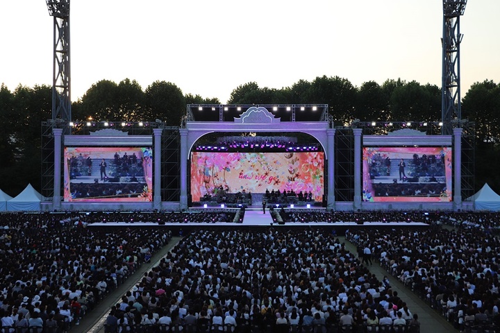 [서울=뉴시스] 가수 성시경 콘서트 스틸. 2022.05.30.(사진=에스케이재원(주) 제공) photo@newsis.com*재판매 및 DB 금지 *재판매 및 DB 금지