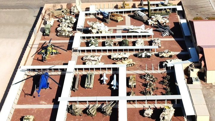 [서울=뉴시스] 지난 1996년 시민들에게 공개된 미국 네바다주 라스베이거스 북동부 넬리스 공군기지 '위협 훈련 시설'에 소련 무기들이 보관돼 있다. (사진=로버트 존스 트위터 갈무리) 2022.05.30. *재판매 및 DB 금지