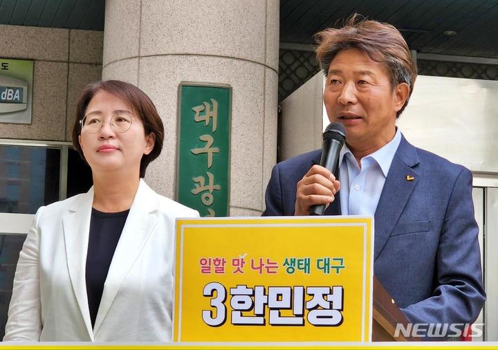 [대구=뉴시스] 이지연 기자 = 정의당 여영국 대표가30일 대구시청 앞에서 기자회견을 열고 한민정 대구시장 후보 지지를 호소하고 있다. 2022.05.30. ljy@newsis.com
