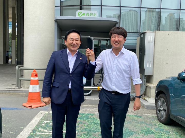 [뉴시스=세종](왼쪽)원희룡 국토교통부 장관과 이준석 국민의힘 당 대표가 정부세종청사 국토교통부에서 유세 중 우연히 만나 사진을 찍고 있다. 2022.05.30. ssong1007.newsis.com *재판매 및 DB 금지