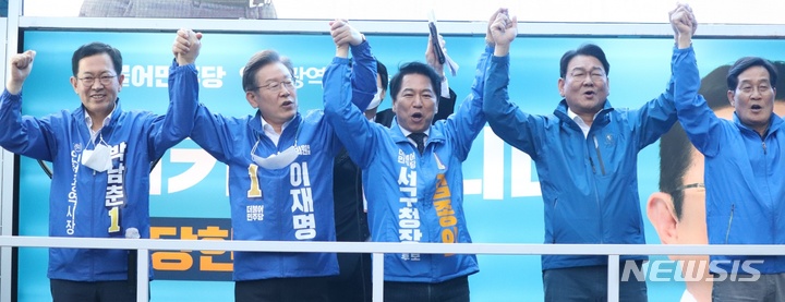 [인천=뉴시스] (왼쪽부터) 더불어민주당 박남춘 인천시장 후보, 이재명 계양을 국회의원 보궐선거 후보, 김종인 서구청장 후보, 김교흥(인천 서구갑) 의원, 신동근(인천 서구을) 의원. (사진=김종인 후보 캠프 제공)