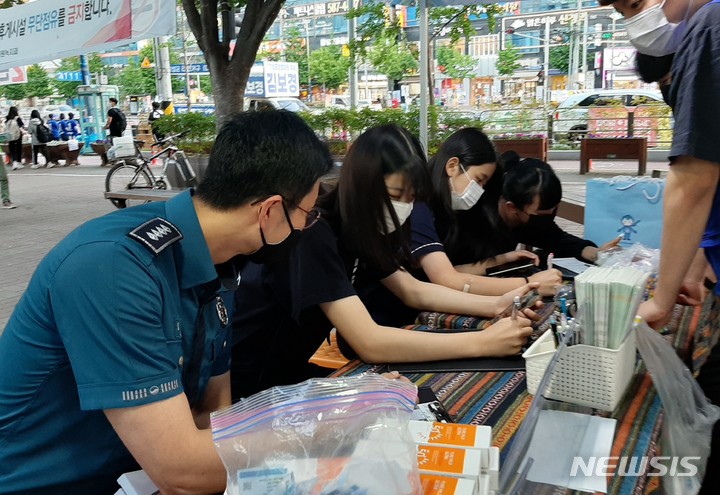 [대구=뉴시스]김정화 기자 = 대구 달성경찰서는 지역 내 위기청소년 발굴을 위해 유관기관 합동 아웃리치를 실시했다. (사진 = 대구 달성경찰서 제공) 2022.05.30. photo@newsis.com