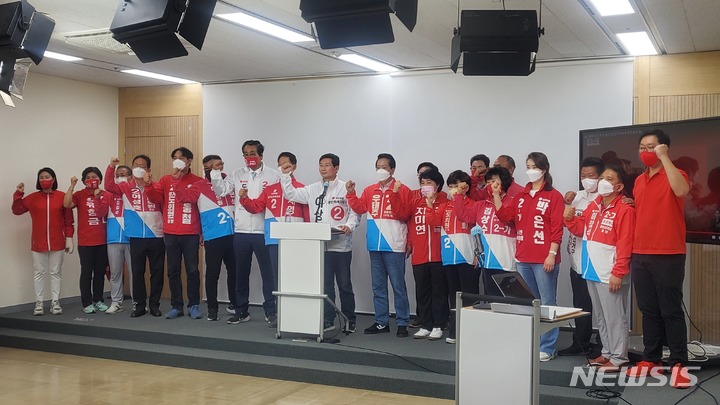 [용인=뉴시스]이상일 국민의힘 경기 용인시장 후보가 반박기자회견을 열고 난 후 같은 당 시도의원 후보들과 승리를 다짐하고 있다.