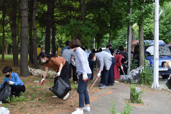 [광주=뉴시스] 광주지방국세청은 30일 정부광주합동청사 주변 등에서 클린환경 조성 행사를 가졌다고 밝혔다. (사진=광주국세청 제공). 2022.05.30. kykoo1@newsis.com *재판매 및 DB 금지