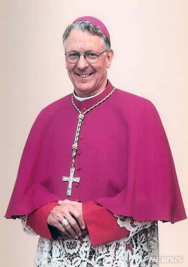 [서울=뉴시스] 루카스 반 루이(한국명 윤선규 루카) 대주교가 추기경으로 공식 임명됐다. (사진=살레시오회 한국관구 제공) 2022.05.30. photo@newsis.com *재판매 및 DB 금지