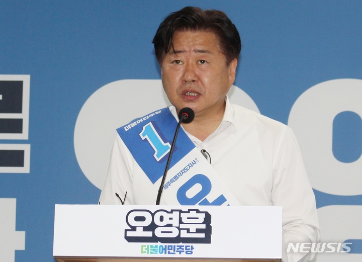 [제주=뉴시스] 양영전 기자 = 더불어민주당 오영훈 제주지사 후보가 30일 오후 제주시 노형동 소재 선거사무소에서 긴급 기자회견을 열고 담화문을 발표하고 있다. 2022.05.30. 0jeoni@newsis.com