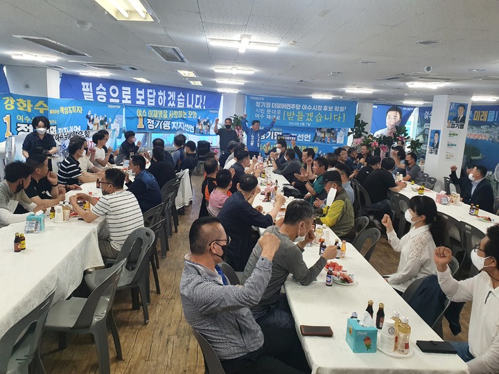 여수시내버스 3사 노조원 50여명이 30일 정기명 더불어민주당 여수시장 후보 선거사무소를 방문해 간담회를 갖고 있다. 선거사무소 제공 *재판매 및 DB 금지