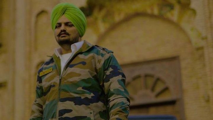 [서울=뉴시스]인도 펀자브주의 유명 가수 시두 무스 왈라(28)가 29일 그에 대한 주정부의 경호 축소 하루 만에 피살돼 논란을 부르고 있다. 축소 대상자 명단이 소셜미디어에 유출돼 그들의 삶에 대한 위협이 커졌다는 지적이 제기됐었다. 무스 왈라의 생전 모습. <사진 출처 : BBC> 2022.5.30