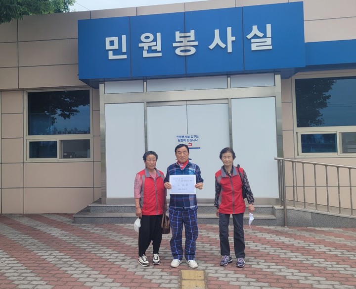 [포항=뉴시스] 이바름 기자 = 경북 포항시 해도동 주민 150여명으로 구성된 '해도지킴이' 회원들이 30일 포항남부경찰서에 공해피해보상금 배분과 관련해 ㈜하이릭 등을 고소했다.(사진=해도지킴이 제공) 2022.05.30. photo@newsis.com *재판매 및 DB 금지