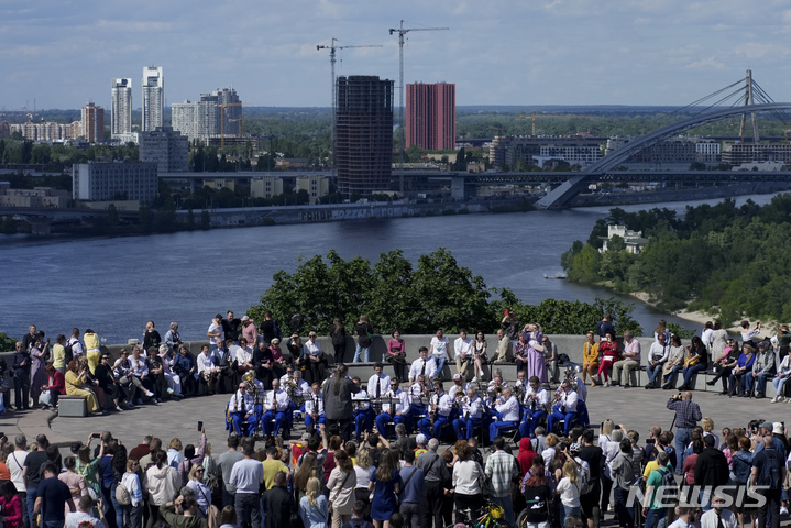 [키이우=AP/뉴시스] 29일(현지시간) 우크라이나 키이우에서 '키이우의 날' 기념 공연이 열려 한 연주단체가 연주하고 있다. 우크라이나는 매년 5월 마지막 일요일을 '키이우의 날'로 기념한다. 2022.05.30.