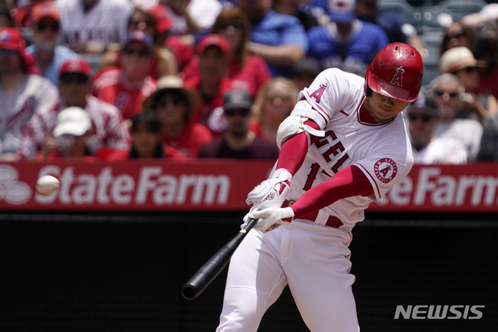 [애너하임=AP/뉴시스] LA 에인절스 오타니 쇼헤이가 29일(현지시간) 미 캘리포니아주 애너하임의 에인절스타디움에서 열린 2022 메이저리그 토론토 블루제이스와의 경기 1회 1점 홈런을 치고 있다. 오타니는 3회에도 2점 홈런을 쳐 연타석 홈런을 기록했다. 2022.05.30.