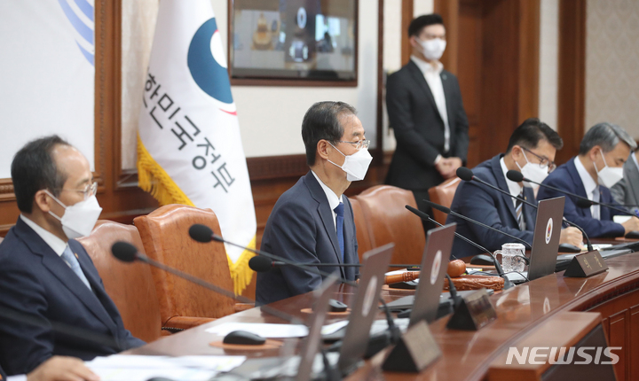 [서울=뉴시스] 김명원 기자 = 한덕수 국무총리가 30일 오전 서울 종로구 정부서울청사에서 열린 임시국무회의를 주재하며 발언하고 있다. 이날 국무회의에서는 지난 29일 소상공인·자영업자 손실보상 등을 위한 39조원 규모의 추가경정예산안(추경안)이 국회를 통과한 가운데 추경안을 심의·의결한다. 2022.05.30. kmx1105@newsis.com