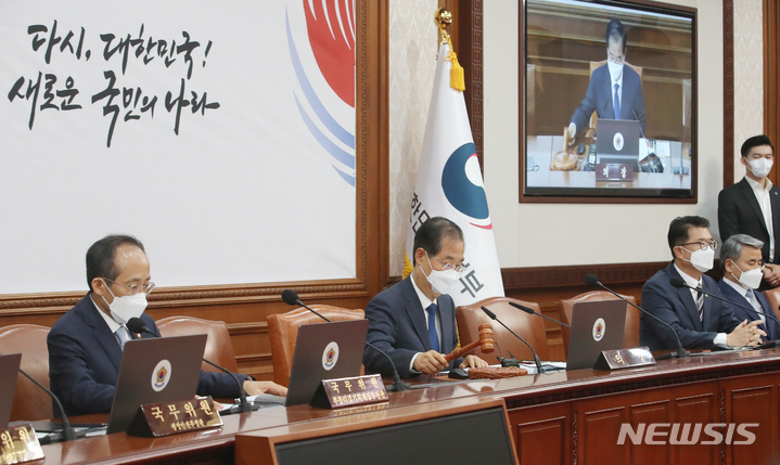 [서울=뉴시스] 김명원 기자 = 한덕수 국무총리가 30일 오전 서울 종로구 정부서울청사에서 열린 임시국무회의에 참석해 의사봉을 두드리고 있다. 이날 국무회의에서는 지난 29일 소상공인·자영업자 손실보상 등을 위한 39조원 규모의 추가경정예산안(추경안)이 국회를 통과한 가운데 추경안을 심의·의결한다. 2022.05.30. kmx1105@newsis.com