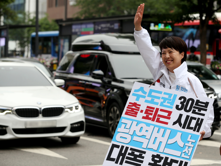 [서울=뉴시스] 김선웅 기자 = 김은혜 국민의힘 경기도지사 후보가 30일 오전 서울 강남구 강남역 인근에서 오세훈 서울시장 후보와 합동 유세를 하며 지지를 호소하고 있다. (사진=김은혜 후보 캠프 제공) 2022.05.30. photo@newis.com *재판매 및 DB 금지
