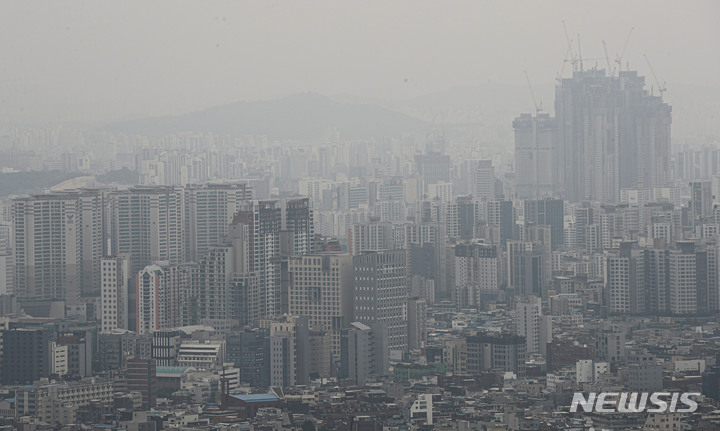 [서울=뉴시스] 권창회 기자 = 정부는 30일 오전 정부서울청사에서 '제1차 경제관계장관회의'를 열고 이런 내용을 담은 '서민생활 안정을 위한 긴급 민생안정 10대 프로젝트'를 발표했다. 사진은 30일 오전 서울 남산에서 바라본 서울 아파트 단지 모습. 2022.05.30. kch0523@newsis.com
