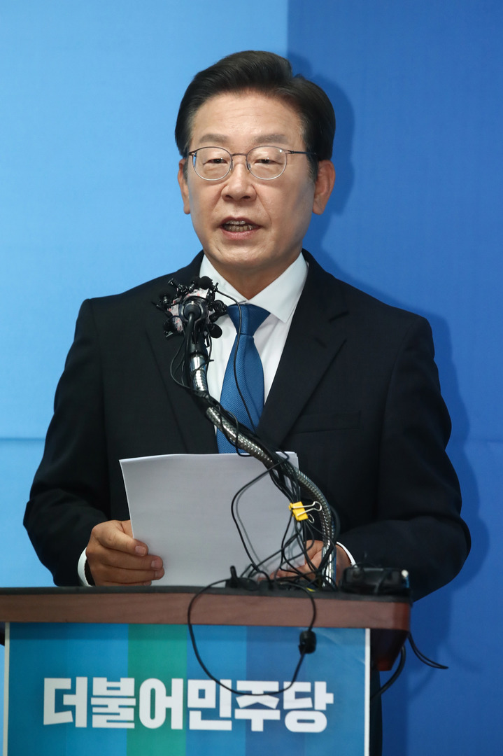 [서울=뉴시스] 국회사진기자단 = 더불어민주당 이재명 인천 계양을 국회의원 후보 겸 총괄선대위원장이 30일 인천 계양구 이재명 국회의원 후보 캠프사무실에서 합동 기자회견을 하고 있다. 2022.05.30. photo@newsis.com