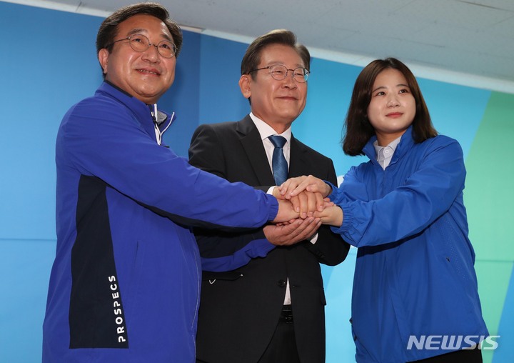 [서울=뉴시스] 국회사진기자단 = 더불어민주당 이재명 인천 계양을 국회의원 후보 겸 총괄선대위원장과 윤호중, 박지현 공동상임선대위원장이 30일 인천 계양구 이재명 국회의원 후보 캠프사무실에서 합동 기자회견을 하고 있다. 2022.05.30. photo@newsis.com