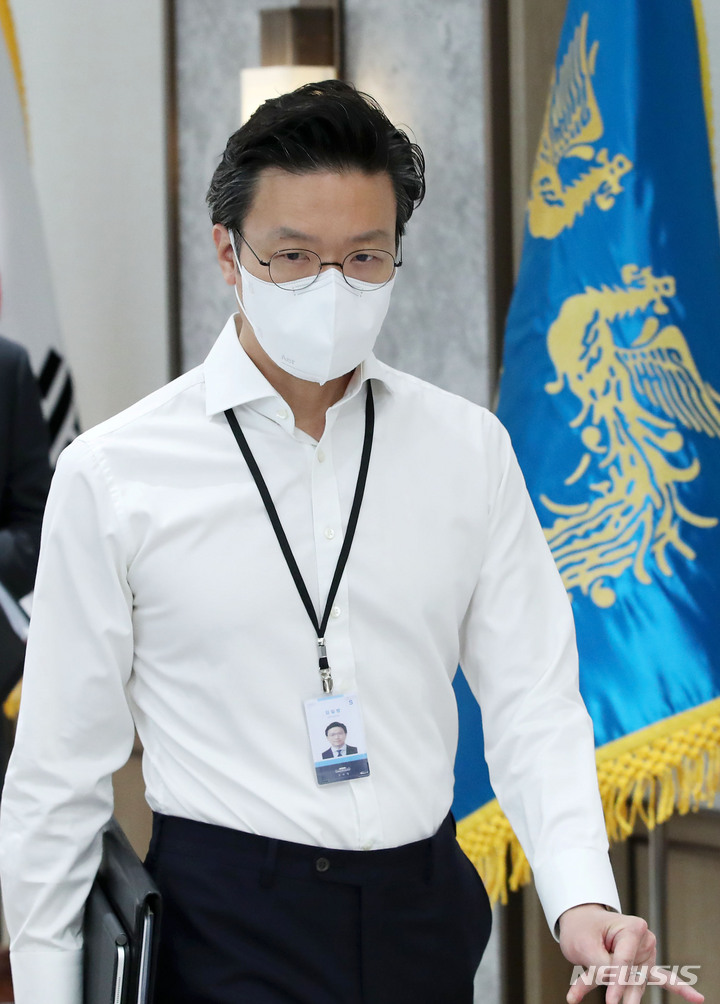 [서울=뉴시스] 홍효식 기자 = 김일범 의전비서관이 30일 오전 서울 용산 대통령실 청사 대회의실에서 열린 수석비서관회의에 참석하고 있다. 2022.05.30. yesphoto@newsis.com