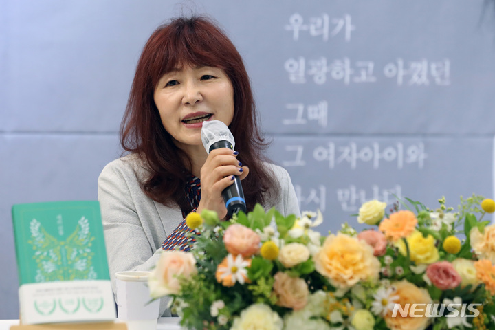 [서울=뉴시스] 박진희 기자 = 은희경 작가가 30일 서울 마포구 디어라이프에서 장편소설 '새의 선물' 100쇄 기념 개정판 출간 기자 간담회를 하고 있다. '새의 선물'은 1995 문학동네에서 출간되었으며 제1회 '문학동네소설상' 수상작이다. 2022.05.30. pak7130@newsis.com