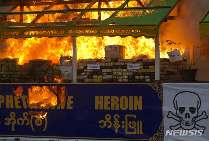 [양곤(미얀마)=AP/뉴시스]2018년 6월26일 미얀마 양곤 외곽에서 압수된 마약 폐기식 도중 마약들이 불타면서 연기와 불꽃이 피어오르고 있다. 동아시아와 동남아시아에서 압수된 메스암페타민(필로폰) 정제 수가 지난해 처음으로 10억정을 넘어서 이 지역의 불법 마약 생산 및 밀거래의 규모와 이에 맞서 싸워야 할 과제를 부각시켰다고 유엔이 30일 밝혔다. 2022.5.30