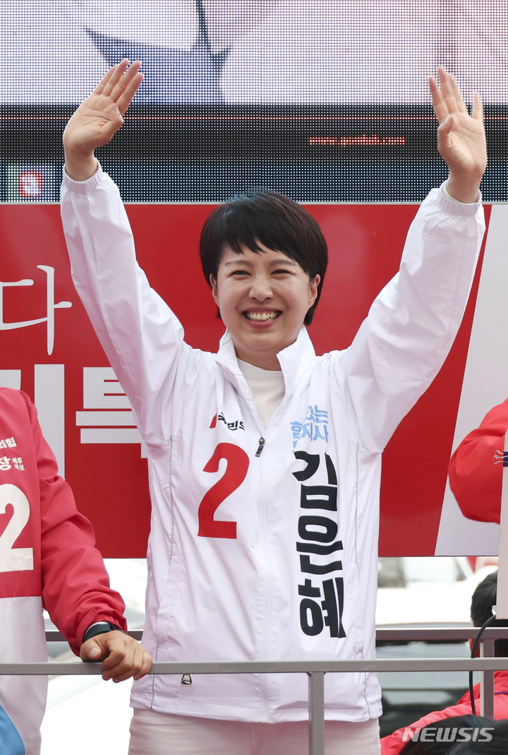 [구리=뉴시스] 국회사진기자단 = 김은혜 국민의힘 경기도지사 후보가 30일 경기 구리시 구리전통시장 앞에서 유세를 하고 있다. 2022.05.30. photo@newsis.com