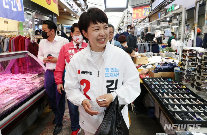 [구리=뉴시스] 국회사진기자단 = 김은혜 국민의힘 경기도지사 후보가 30일 경기 구리시 구리전통시장을 찾아 유세를 하고 있다. 2022.05.30. photo@newsis.com