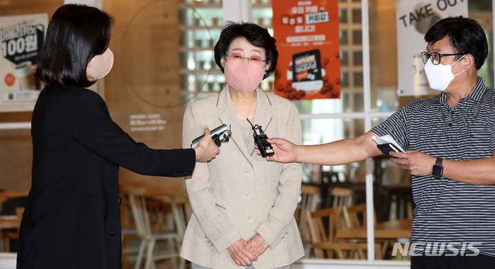 [서울=뉴시스] 백동현 기자 = 김승희 보건복지부 장관 후보자가 지난 5월30일 오후 서울 서대문구 국민연금공단빌딩에 마련된 청문회 준비사무실로 출근하며 취재진 질의에 답변하고 있다. 2022.07.04. livertrent@newsis.com