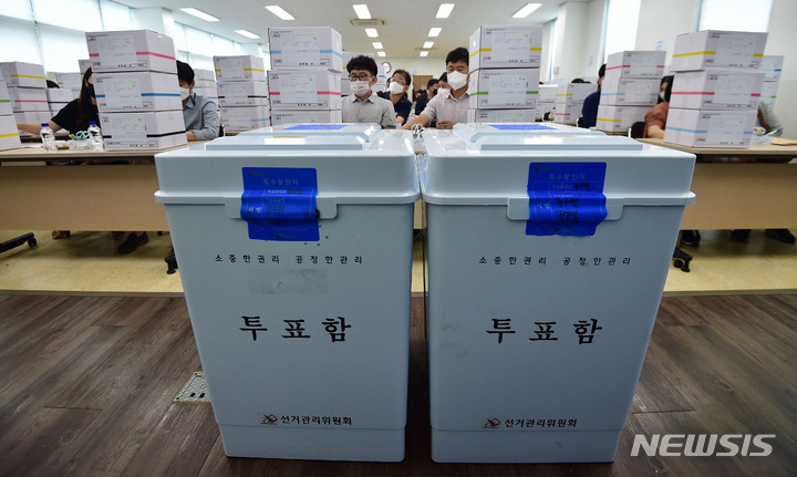 [대구=뉴시스] 이무열 기자 = 제8회 전국동시지방선거 본 투표를 이틀 앞둔 30일 오후 대구 달성군 선거관리위원회 대회의실에서 투표소 운영방법과 투표용지 검수 등 투표관리관 교육이 진행되고 있다. 2022.05.30. lmy@newsis.com