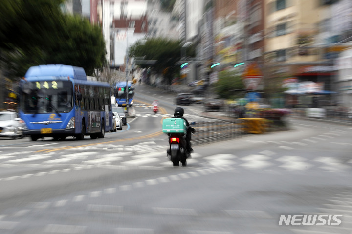 [서울=뉴시스] 최동준 기자 = 서울 시내 배달 라이더 모습. 2022.05.30. photocdj@newsis.com