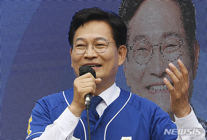 [서울=뉴시스] 국회사진기자단 = 송영길 더불어민주당 서울시장 후보가 30일 오후 서울 종로구 성균관대 인근에서 열린 선거 유세에서 지지를 호소하고 있다. 2022.05.30. photo@newsis.com