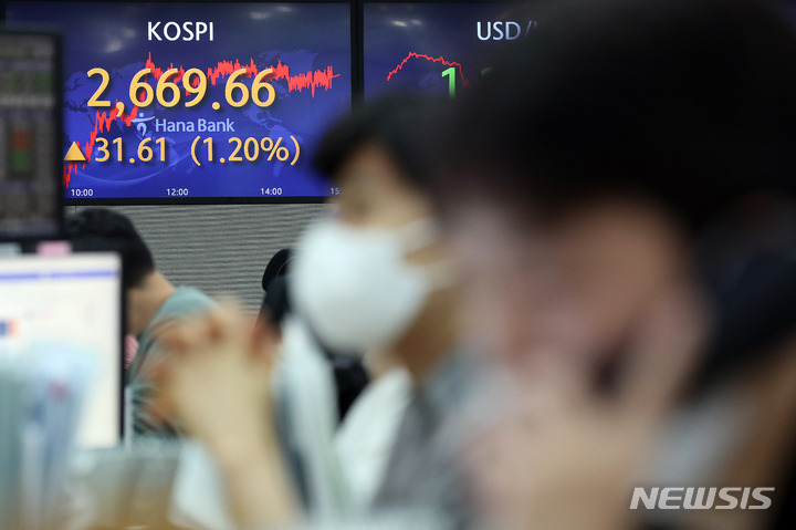 [서울=뉴시스] 백동현 기자 = 지난달 30일 오후 서울 중구 하나은행 본점 딜링룸에서 딜러들이 업무를 보고 있다. 2022.05.30. livertrent@newsis.com