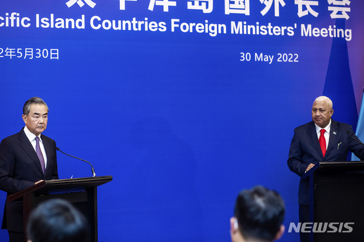 [수바(피지)=AP/뉴시스]왕이(王毅) 중국 외교부장(왼쪽)이 30일 피지 수바에서 프랭크 바이니마라마 피지 총리와 공동 기자회견을 하고 있다. 안보부터 어업까지 포괄하는 새로운 포괄적 협정에 대해 10개 태평양 국가들의 승인을 받는다는 중국의 야심찬 계획이 소기의 목적 달성에 실패했다. 일부 국가들이 깊은 우려를 표명했기 때문이다. 2022.5.30