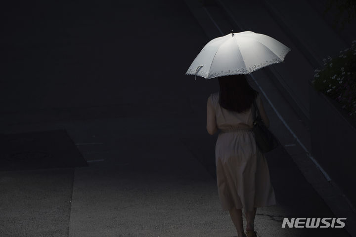 [도쿄=AP/뉴시스]일본에서 성범죄 규정을 대폭 손질한 개정 형법이 13일 시행된다. 사진은 2022년 5월 30일 도쿄에서 한 여성이 시내를 걷고 있는 모습. 2023.07.13.