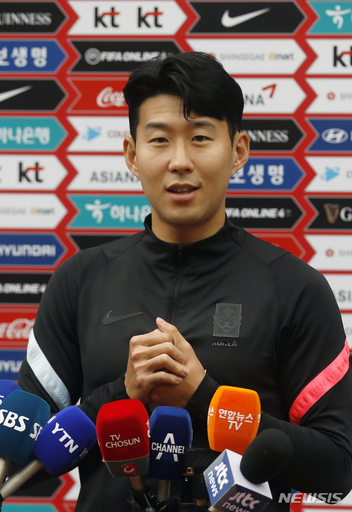 [파주=뉴시스] 고승민 기자 = 축구 국가대표팀 손흥민이 30일 파주 국가대표 트레이닝센터(NFC)에서 훈련 전 취재진과 인터뷰를 하고 있다. 파울루 벤투 감독이 지휘하는 한국 축구대표팀은 6월 A매치 기간 국내에서 총 4차례(대 브라질, 칠레, 파라과이, 이집트)의 평가전을 치른다. 2022.05.30. kkssmm99@newsis.com