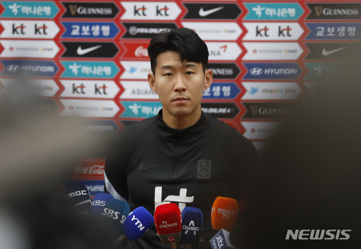 [파주=뉴시스] 고승민 기자 = 축구 국가대표팀 손흥민이 30일 파주 국가대표 트레이닝센터(NFC)에서 훈련 전 취재진과 인터뷰를 하고 있다. 파울루 벤투 감독이 지휘하는 한국 축구대표팀은 6월 A매치 기간 국내에서 총 4차례(대 브라질, 칠레, 파라과이, 이집트)의 평가전을 치른다. 2022.05.30. kkssmm99@newsis.com