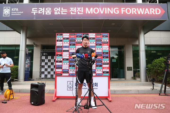 [파주=뉴시스] 고승민 기자 = 축구 국가대표팀 손흥민이 30일 파주 국가대표 트레이닝센터(NFC)에서 훈련 전 취재진과 인터뷰를 하고 있다. 파울루 벤투 감독이 지휘하는 한국 축구대표팀은 6월 A매치 기간 국내에서 총 4차례(대 브라질, 칠레, 파라과이, 이집트)의 평가전을 치른다. 2022.05.30. kkssmm99@newsis.com