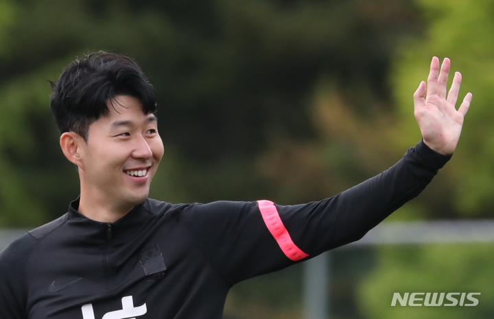 [파주=뉴시스] 고승민 기자 = 축구 국가대표팀 손흥민이 30일 파주 국가대표 트레이닝센터(NFC)에서 훈련하던 중 팬들에게 인사를 하고 있다. 파울루 벤투 감독이 지휘하는 한국 축구대표팀은 6월 A매치 기간 국내에서 총 4차례(대 브라질, 칠레, 파라과이, 이집트)의 평가전을 치른다. 2022.05.30. kkssmm99@newsis.com