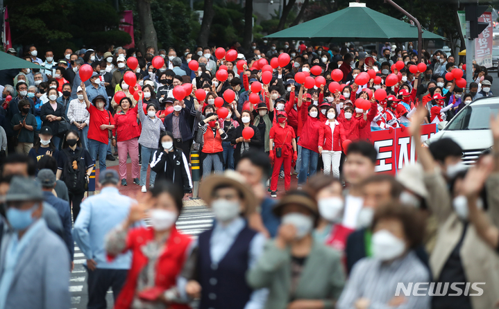 [제주=뉴시스] 우장호 기자 = 30일 오후 제주시 노형동 롯데마트 인근 사거리에서 진행된 허향진 국민의힘 제주도지사 후보 총력 유세장에 지지자들이 찾아와 허 후보를 연호하고 있다. 2022.05.30. woo1223@newsis.com