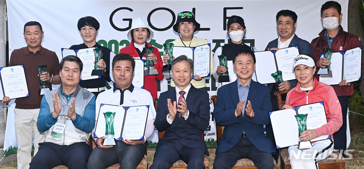 [용인=뉴시스] 김종택기자 = 30일 오후 경기도 용인시 골드CC에서 뉴시스 경기남부본부와 수원시 골프협회 주관으로 열린 '2022 수원컵 전국 시니어 골프대회' 시상식에서 왕정식 뉴시스 경기남부본부장, 이준구 취재국장, 최원복 경기위원장 및 수상자들이 기념촬영을 하고 있다. 2022.05.30. jtk@newsis.com