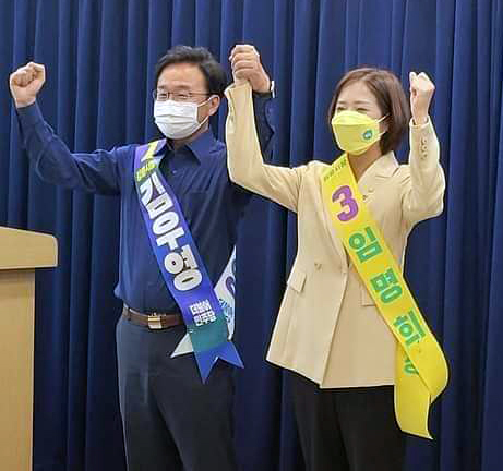 31일 김우영(왼쪽) 더불어민주당·임명희 정의당 강릉시장 후보들이 강릉시청 브리핑룸에서 공동기자회견을 열고 포즈를 취하고 있다. (사진=김우영 후보 페이스북 캡처) 2022.05.31. photo@newsis.com *재판매 및 DB 금지