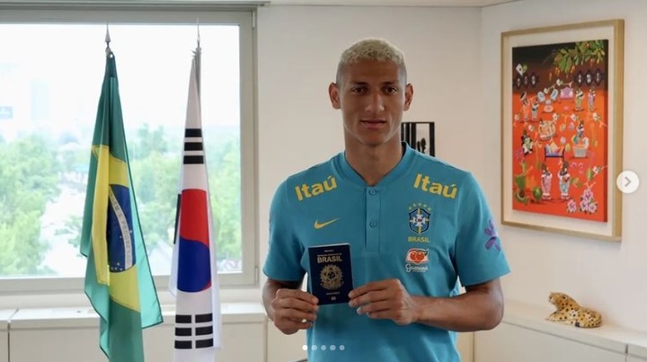 [서울=뉴시스]여권을 재발급한 브라질 대표팀 공격수 히샬리송. (캡처=주한 브라질대사관)